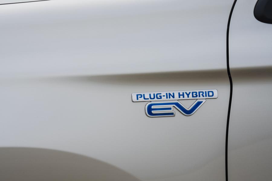 Детали экстерьера Mitsubishi Outlander PHEV 2018 года  (NA) (фото 2 из 41)